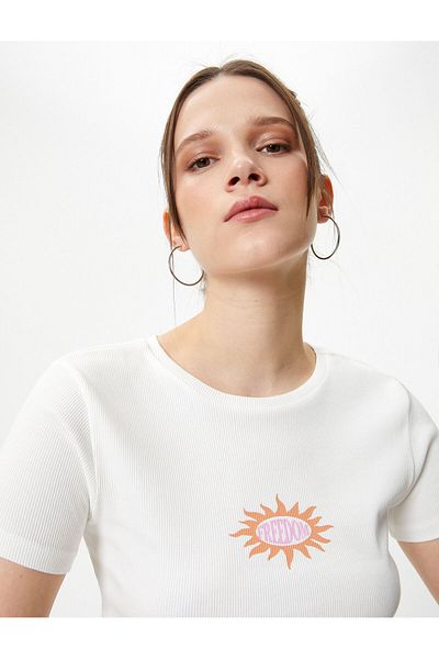 Koton Crop T-Shirt Print Λεπτομερής στενή εφαρμογή με κοντό μανίκι, βαμβακερή λαιμόκοψη