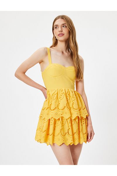 Koton Minikleid mit Riemchen und Jakobsmuschelmuster – Herzkragen und Lagendesign