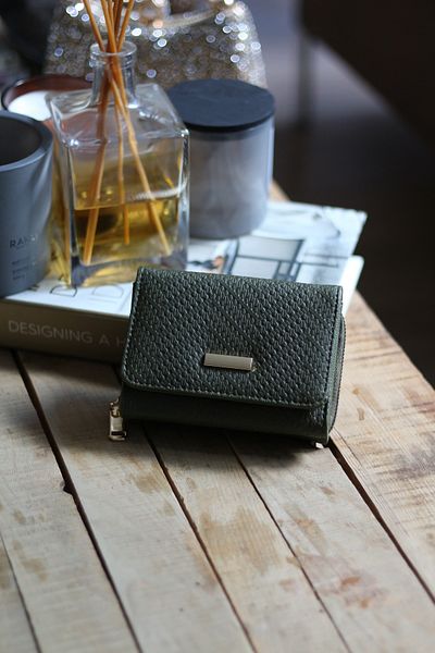 Moom Bag Mini portofel de damă kaki cu detaliu pentru carduri