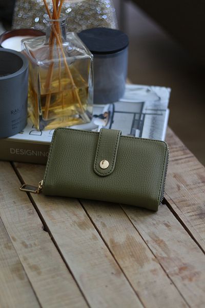 Moom Bag Portofel de damă verde kaki de mărime medie cu detaliu pentru carduri