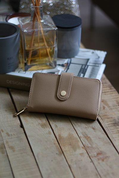 Moom Bag Γυναικείο πορτοφόλι μεσαίου μεγέθους με λεπτομέρεια θήκης καρραμέλας