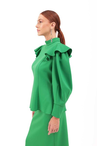 Aker Kolları Volanlı Örme Bluz