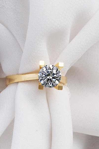 Crystal Diamond Zirconia Işıklı kutuda V model tektaş yüzük