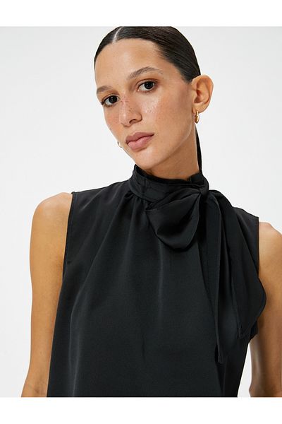 Koton Satinbluse – Schalkragendetail, ärmellos, Standardschnitt