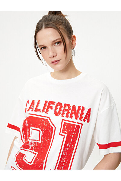 Koton تي شيرت جامعي مريح من القطن بأكمام قصيرة ورقبة دائرية