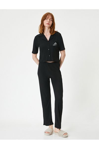 Koton Pyjama-Set mit Knöpfen und kurzen Ärmeln, bestickt