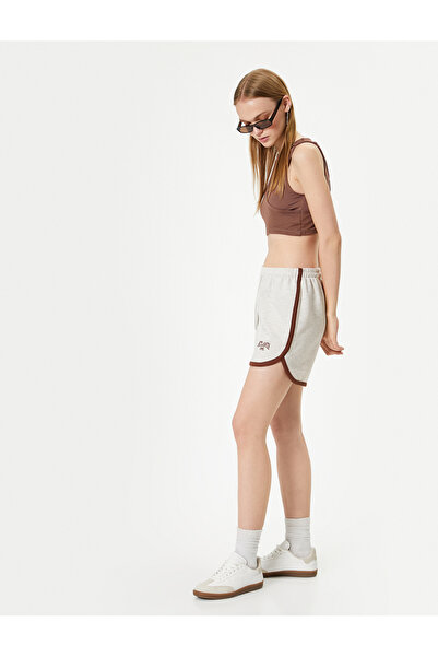 Koton Mini-Shorts mit Bindegürtel in der Taille – Druckdetail