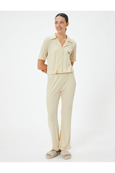 Koton Pyjama-Set mit kurzen Ärmeln und Kordelzug – geknöpfte Stickerei