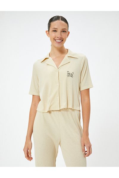 Koton Pyjama-Set mit kurzen Ärmeln und Kordelzug – geknöpfte Stickerei