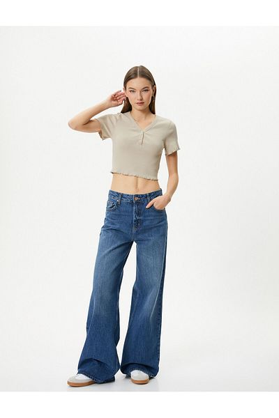Koton Crop T-Shirt mit V-Ausschnitt und gerippten kurzen Ärmeln und Knopfdetail