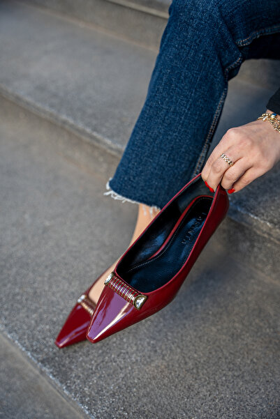 LAMİNTA Jamia Burgundy Patent Leather Pointed Toe Women's Ballerinas with Stone Accessory Detail