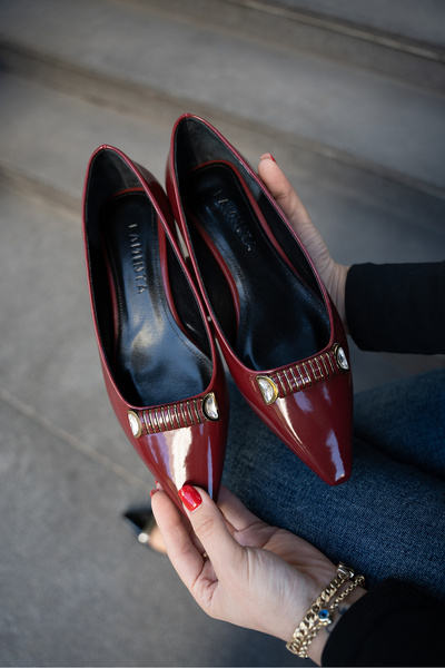 LAMİNTA Jamia Burgundy Patent Leather Pointed Toe Women's Ballerinas with Stone Accessory Detail