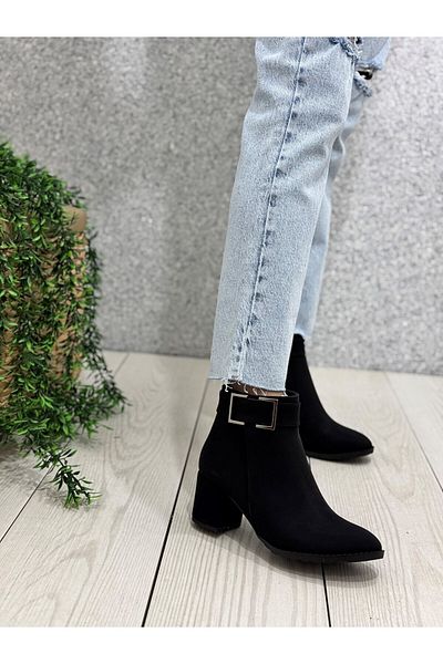ayakkabiyolla Μαύρες μπότες με λεπτομέρεια ζώνης Nubuck
