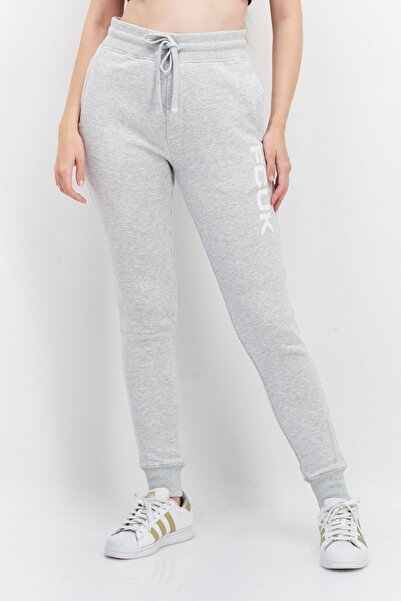 French Connection بنطال رياضي نسائي باللون الرمادي الفاتح - مقاس عادي، طباعة ...