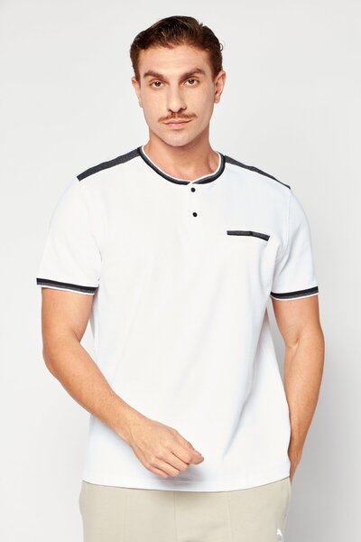 Dkny تي شيرت رجالي منقوش بأكمام قصيرة ورقبة هنلي، أبيض