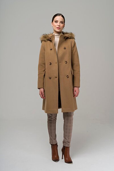 Olcay Dvouřadý kabát s chlupatou kapucí a kapsou na tašku KAMEL 3930