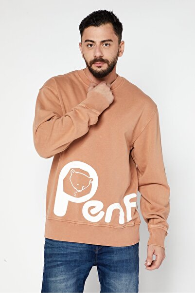Penfield سويت شيرت رجالي بطبعة جرافيكية بأكمام طويلة وياقة دائرية، لون خوخي
