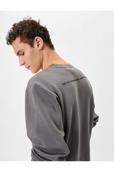 Koton Atatürk Signature-Sweatshirt mit bestickter Rückseite, speziell zum 100-jährigen Jubiläum bedruckt