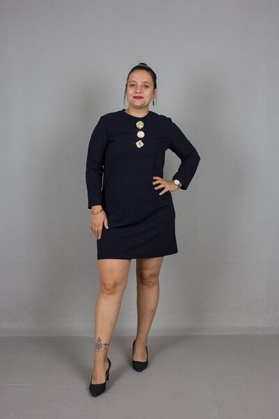 Truva XXL Φόρεμα μεγάλου μεγέθους μέχρι το γόνατο από ύφασμα κρεπ με λεπτομέρεια με αγκράφα