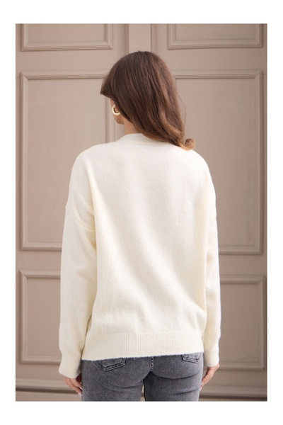 Elif Özbey Butik Ecru Heart Embroidered Sweater