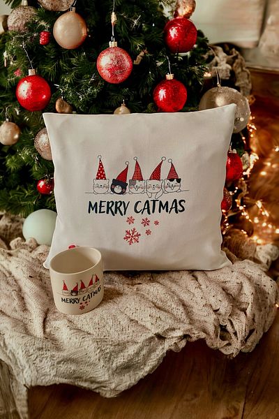 DVOYAGE Merry Catmas Mug and Throw Pillow Set - Special Design for New Year