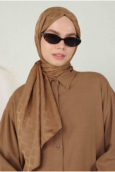HEQA Jacquard Brand Logo Patterned Shawl - Hazelnut Shell Model