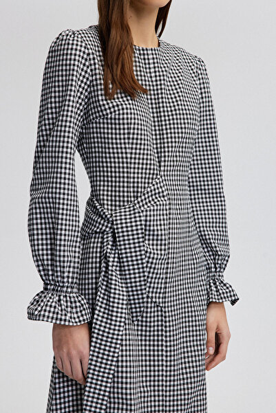 Touché Privé GOMBLE ŠATY S VÁZÁNÍM A DETAILEM