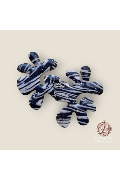 Lu Atelier أقراط مصنوعة يدويًا من طين البوليمر من ماربري - أبيض أسود / أبيض أ...