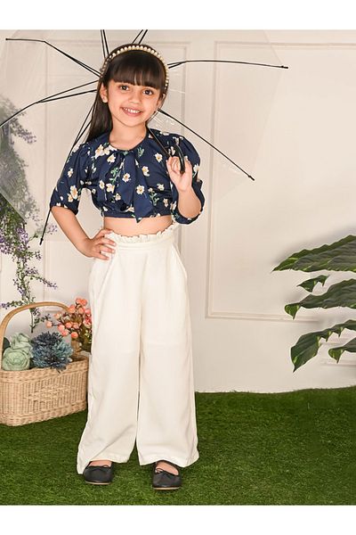 LilPicks By Styli طقم مكون من بلوزة مطبوعة بنقشة الأزهار وبنطلون كبير الحجم سادة