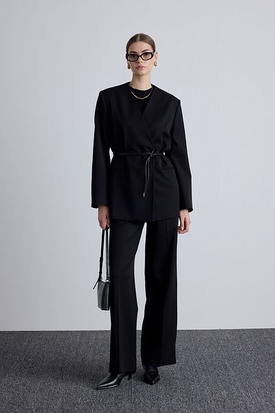Manuka Schwarze Blazerjacke – klassischer Look und Gürtel