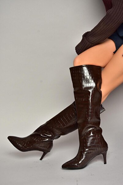 Fox Shoes N 749204011 Tmavě hnědé Croco Print Dámské kozačky na nízkém podpatku