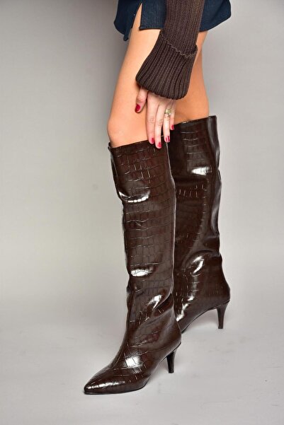 Fox Shoes N 749204011 Tmavě hnědé Croco Print Dámské kozačky na nízkém podpatku