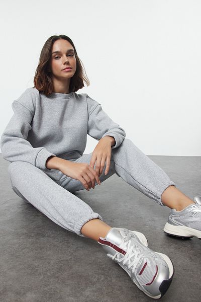 Trendyol Collection Γκρι Melange Fleece Χοντρό εσωτερικό πλεκτό σετ αθλητικής φόρμας - κανονική εφαρμογή Twoaw23em00001