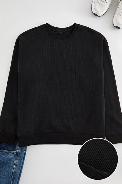 Trendyol Collection Schwarzes, übergroßes, weit geschnittenes, strukturiertes Basic-Sweatshirt mit Rundhalsausschnitt TMNAW25SW00194