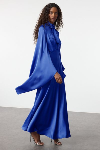 Trendyol Modest Blaue Rose Accessoire Satin gewebtes Abendkleid TCTSS24DB00066