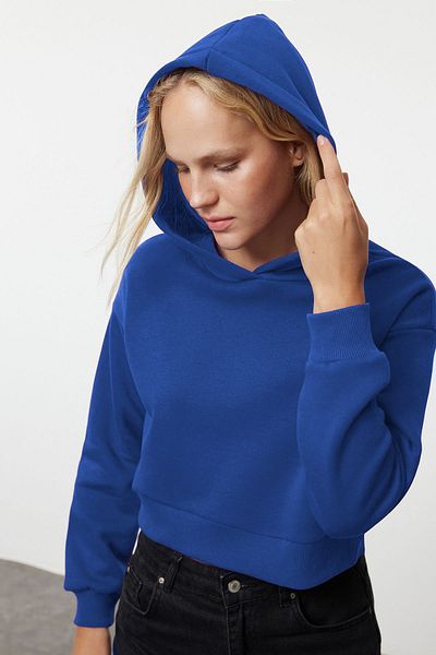 Trendyol Collection Saks Tlustý vnitřní fleece s kapucí Pohodlný střih Crop Basic Pletená mikina TWOAW24SW00105