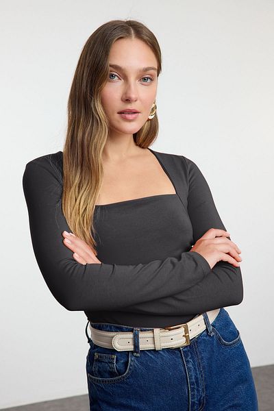 Trendyol Collection Ανθρακί τετράγωνο λαιμό πλεκτή μπλούζα με λεπτομέρεια λεπτή/κολλημένη στο σώμα TWOAW25BZ00194