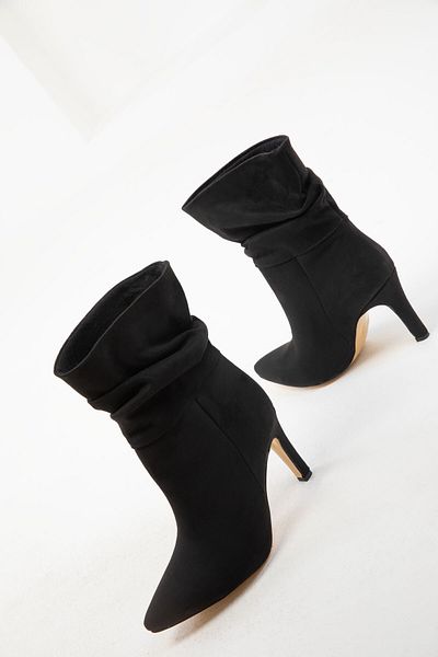 SOHO Damenstiefel und Stiefeletten aus schwarzem Wildleder 20028