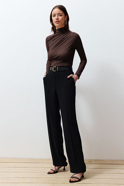 Trendyol Collection Braune, gespannte Strickbluse mit Kordelzug und quadratischem Kragen TWOSS24BZ00487