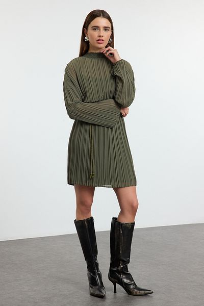 Trendyol Collection Μίνι υφαντό χειμωνιάτικο φόρεμα με φούστα με ζώνη χακί TWOAW25EL00496