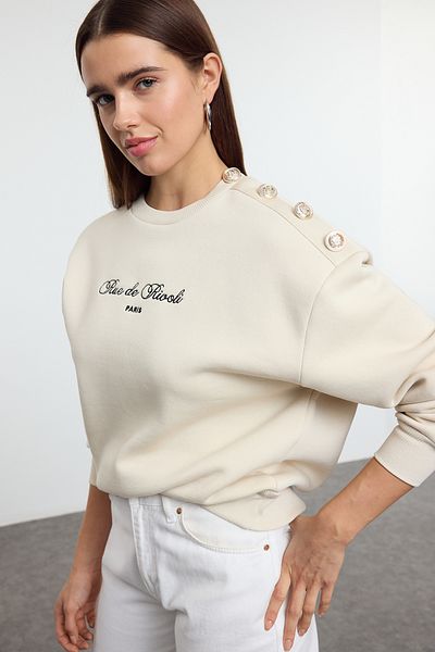 Trendyol Collection Beige Slogan Knopf Detaillierte Regular Fit Dickes Fleece innen gestricktes Sweatshirt TWOAW25SW00015