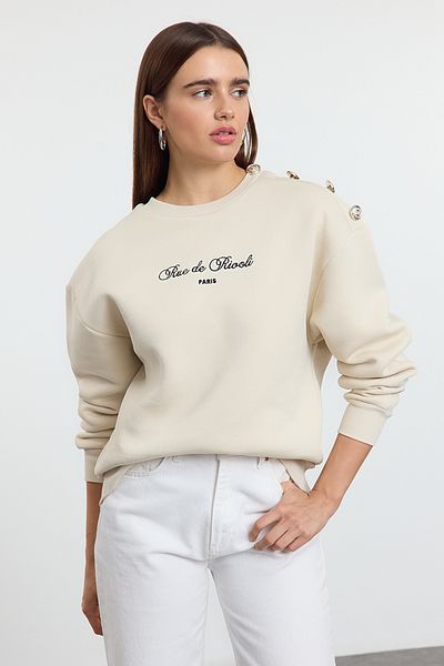 Trendyol Collection Beige Slogan Knopf Detaillierte Regular Fit Dickes Fleece innen gestricktes Sweatshirt TWOAW25SW00015