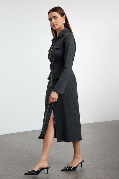 Trendyol Collection Antracitová kapsa na zip Detailní Gabardénová tkanina Midi tkané košilové šaty Twoaw25El00261