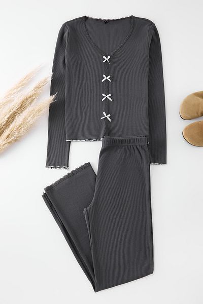 Trendyol Collection Geripptes Strick-Pyjama-Set – Anthrazit, Baumwolle, Spitze und Schleifendetail THMAW25PT00206