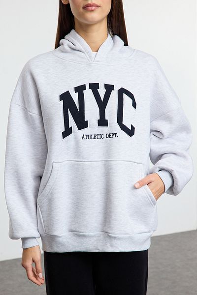 Trendyol Collection Oversize šedá Melange pletená mikina s kapucí Slogan - Twoaw25Sw00320