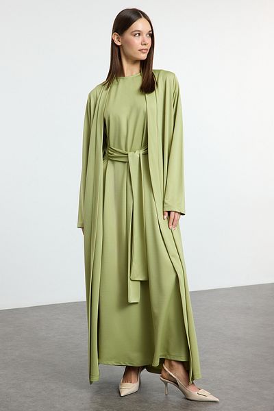 Trendyol Modest Ölgrünes Strick-Cardigan- und Kleid-Set mit Gürteldetail TCTAW25US00122