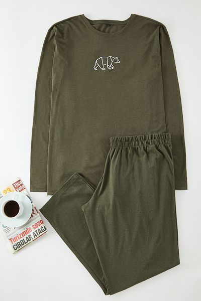 Trendyol Collection Bedrucktes Khaki-Pyjama-Set in Übergröße – TMNAW25AI00000
