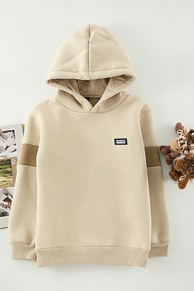 TRENDYOLKIDS Chlapecká béžová mini mikina s kapucí - barevný blok, hladká pletená Tkdaw25Sw00110