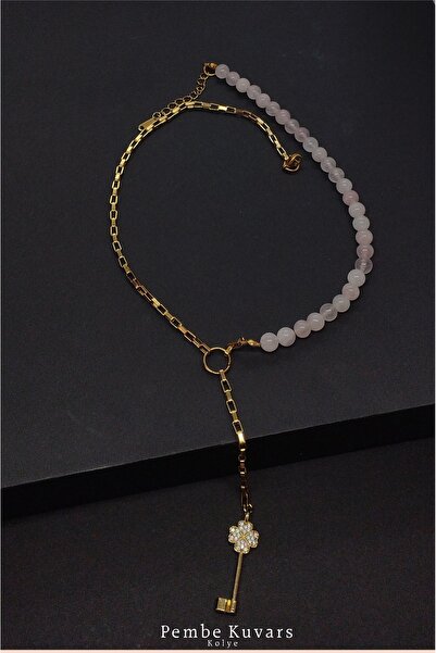 Ernesis قلادة غير متناظرة مع حجر الكوارتز الوردي الطبيعي وسلسلة فولاذية وأطراف على شكل مفتاح