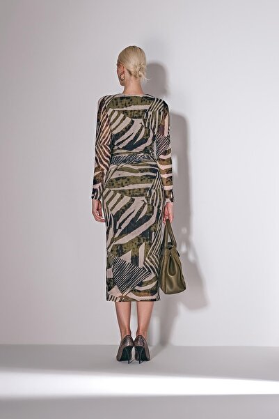 EXPLOSION Φόρεμα μίντι μεγέθους με μοτίβο τούλι με αξεσουάρ κολιέ